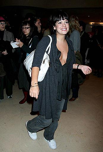 Pregnant Lily Allen titslip in Paris