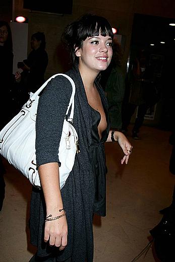 Pregnant Lily Allen titslip in Paris