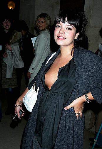 Pregnant Lily Allen titslip in Paris