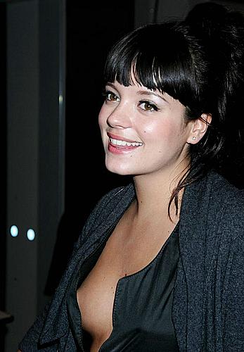 Pregnant Lily Allen titslip in Paris