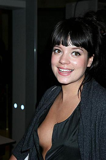 Pregnant Lily Allen titslip in Paris