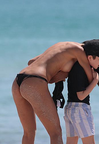 Patricia Contreras flashes her nude tits at the beach in Miami