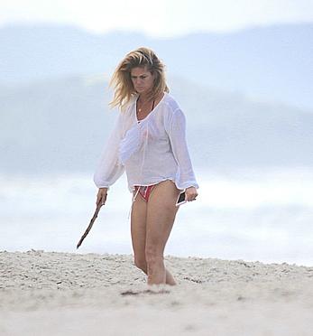 Milf celebrity Rachel Hunter in bikini in New Zealand