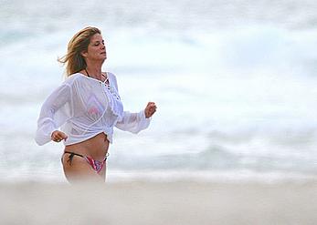 Milf celebrity Rachel Hunter in bikini in New Zealand