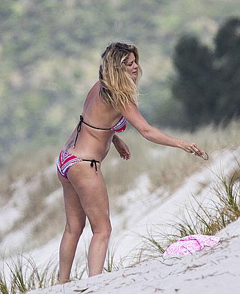 Milf celebrity Rachel Hunter in bikini in New Zealand