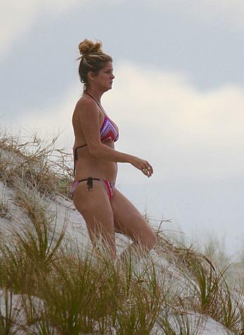 Milf celebrity Rachel Hunter in bikini in New Zealand