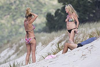 Milf celebrity Rachel Hunter in bikini in New Zealand