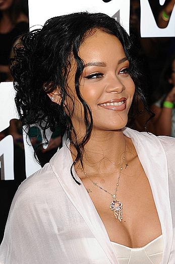 Rihanna exposed her very sexy legs at 2014 MTV Movie Awards, Los Angeles