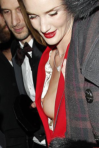 Rosie Huntington-Whiteley titslip paparazzi shost