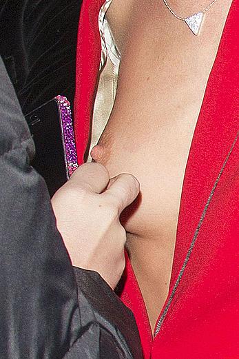 Rosie Huntington-Whiteley titslip paparazzi shost