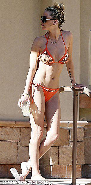 Sarah Harding sexy in bikini poolside in Las Vegas