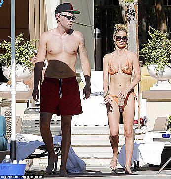 Sarah Harding sexy in bikini poolside in Las Vegas