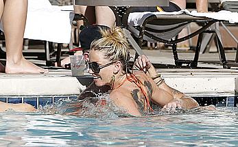 Sarah Harding sexy in bikini poolside in Las Vegas