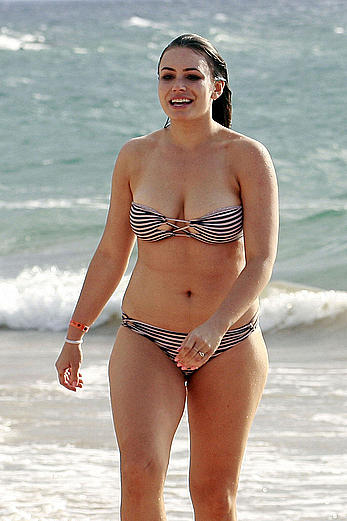 Sophie Simmons oexposed her round ass in bikini