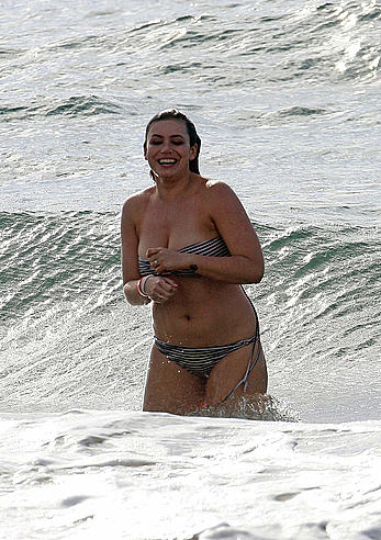 Sophie Simmons oexposed her round ass in bikini