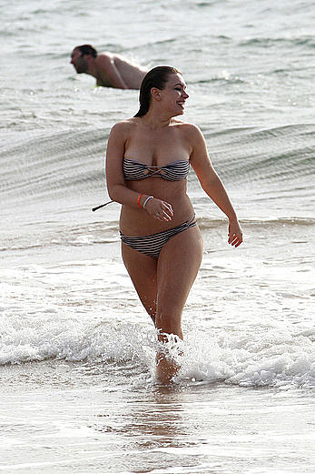 Sophie Simmons oexposed her round ass in bikini