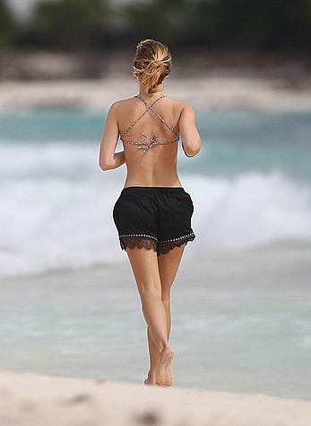 Suki Waterhouse jogging on the beach in Mexico