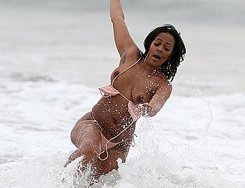 Sundy Carter lost her bikini bra on a beach in Kanoni