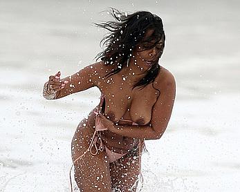 Sundy Carter lost her bikini bra on a beach in Kanoni