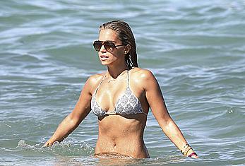 Sylvie Van der Vaart sexy in bikini in Saint-Tropez