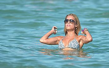 Sylvie Van der Vaart sexy in bikini in Saint-Tropez