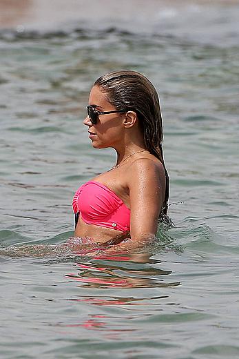 Sylvie van der Vaart sexy in pink in Saint-Tropez