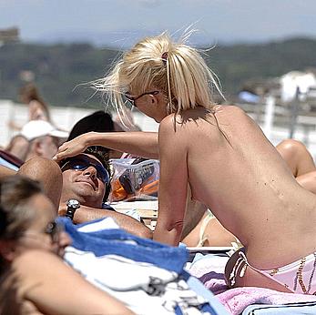 Tamara Beckwith small nude tits on a beach paparazzi images