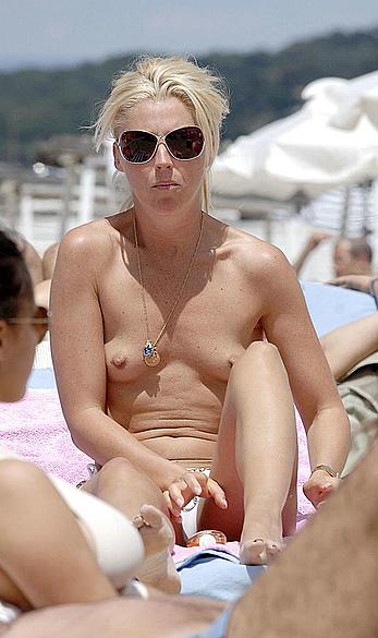 Tamara Beckwith small nude tits on a beach paparazzi images