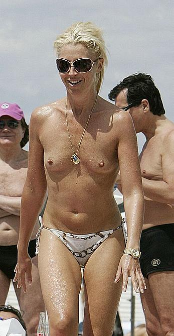 Tamara Beckwith small nude tits on a beach paparazzi images