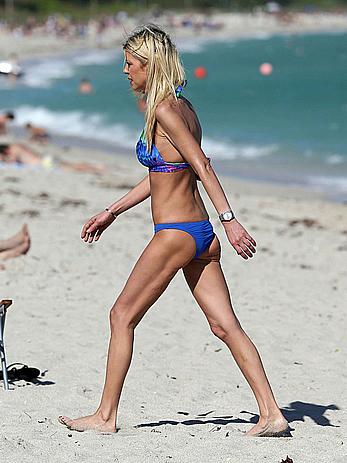 Tara Reid cleavage and cameltoe in bikini in Miami