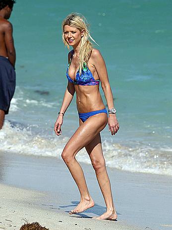 Tara Reid cleavage and cameltoe in bikini in Miami