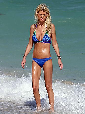 Tara Reid cleavage and cameltoe in bikini in Miami