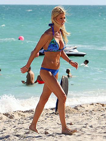 Tara Reid cleavage and cameltoe in bikini in Miami