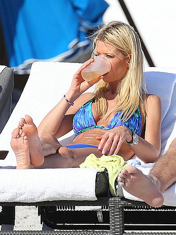 Tara Reid cleavage and cameltoe in bikini in Miami