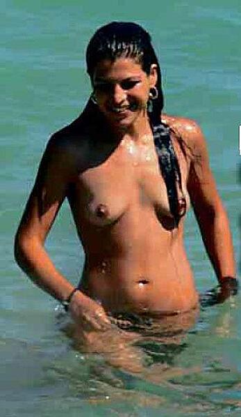 Thais Blume topless on a beach paparazi shots