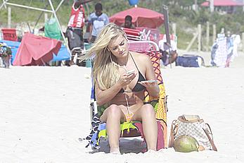 Thaiz Schmitt round ass in bikini on the beach of Barra da Tijuca