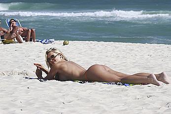 Thaiz Schmitt round ass in bikini on the beach of Barra da Tijuca