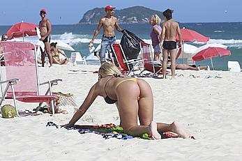 Thaiz Schmitt round ass in bikini on the beach of Barra da Tijuca