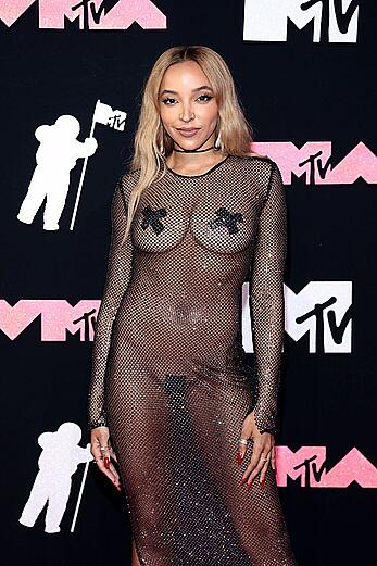 Tinashe almost nude in sheer dress at 2023 Video Music Awards