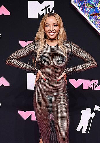 Tinashe almost nude in sheer dress at 2023 Video Music Awards