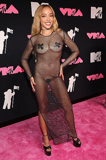 Tinashe almost nude in sheer dress at 2023 Video Music Awards