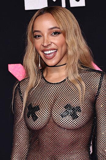 Tinashe almost nude in sheer dress at 2023 Video Music Awards