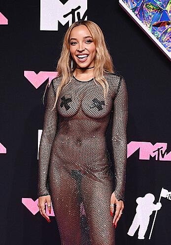 Tinashe almost nude in sheer dress at 2023 Video Music Awards