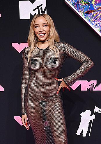 Tinashe almost nude in sheer dress at 2023 Video Music Awards