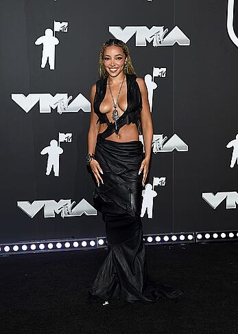 Tinashe cleavage at 2024 MTV Video Music Awards in New York