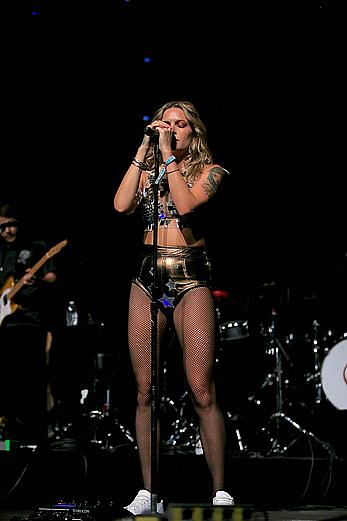 Tove Lo flashing her nude tits at 2017 Coachella Festival in Indio