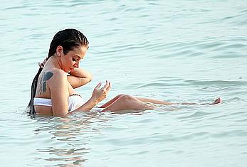 Tulisa Contostavlos wearing a bikini in Dubai 10413  (25)