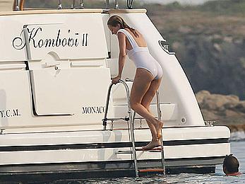 Uma Thurman bathing suit on the Yacht in Saint-Tropez