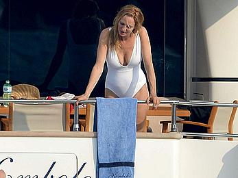 Uma Thurman bathing suit on the Yacht in Saint-Tropez