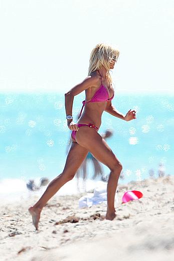 Victoria Silvstedt in pink bikini enjoys and relaxes in the sun at Miami Beach